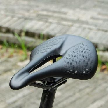 Sella per bicicletta in fibra di carbonio